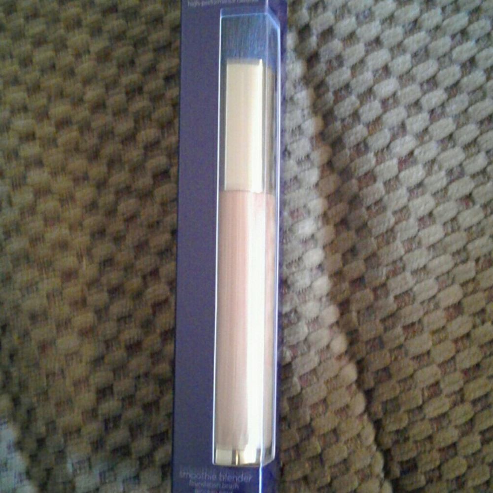 Smoothie blender foundation brush